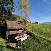 Das Waldhüttl am Karwendel in Terfens, urige Berghütte mit Bank vor der Tür am Waldrand auf 887 Metern, Hütte für zwei Personen in Tirol