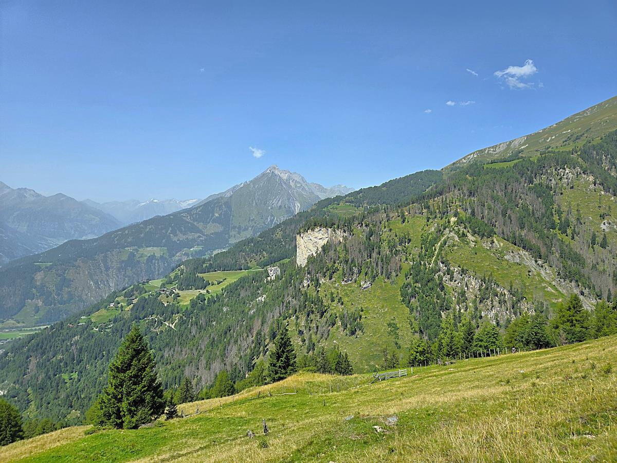 Blick über bewaldete Hänge ins Tal von der Zarze Almhütte, Aussicht auf 1.880 m in Matrei in Osttirol