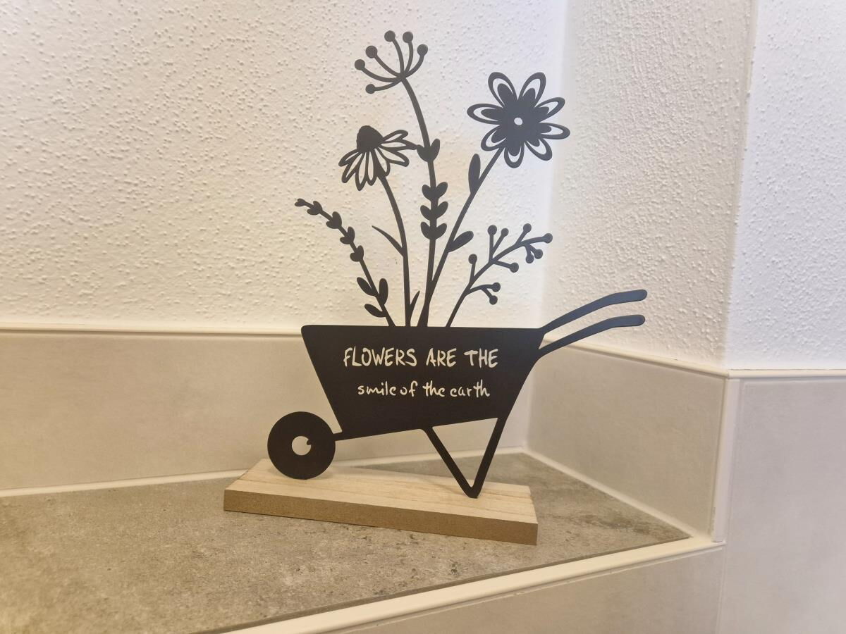 Deko-Schubkarre mit Spruch in d'Kloane Mühle, liebevolle Details in der Ferienwohnung am Riedhof