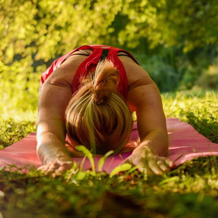 Beim Yoga in der Natur entspannen.