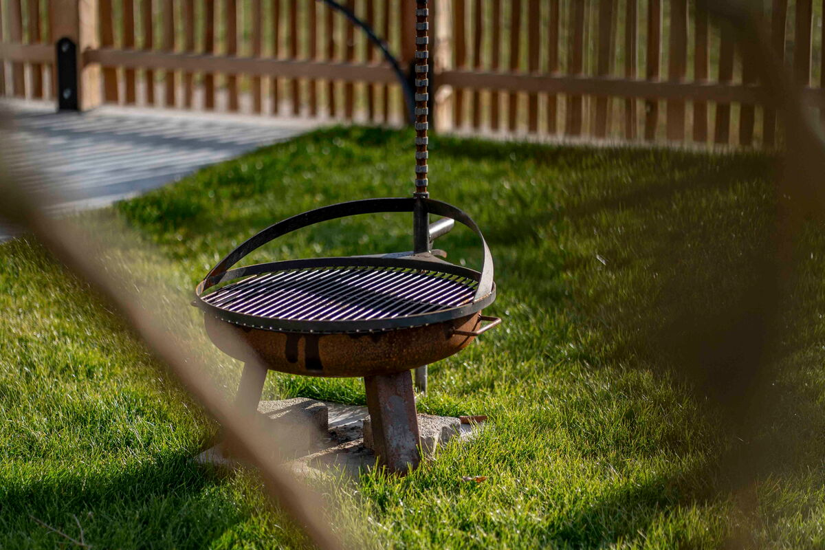 Schwenkgrill im Garten am Riedhof Zuahaus, Grillabende am Bauernhof in Breitenbach am Inn
