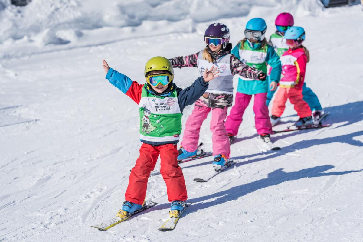 Kinder im Skikurs auf der Übungswiese, Skifahren lernen für Familien in der Nähe der Ferienwohnung Sternenhimmel am Kolsassberg