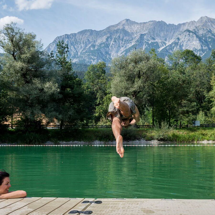 Der Badesee Weißlahn mit dem Blick auf das Karwendel.