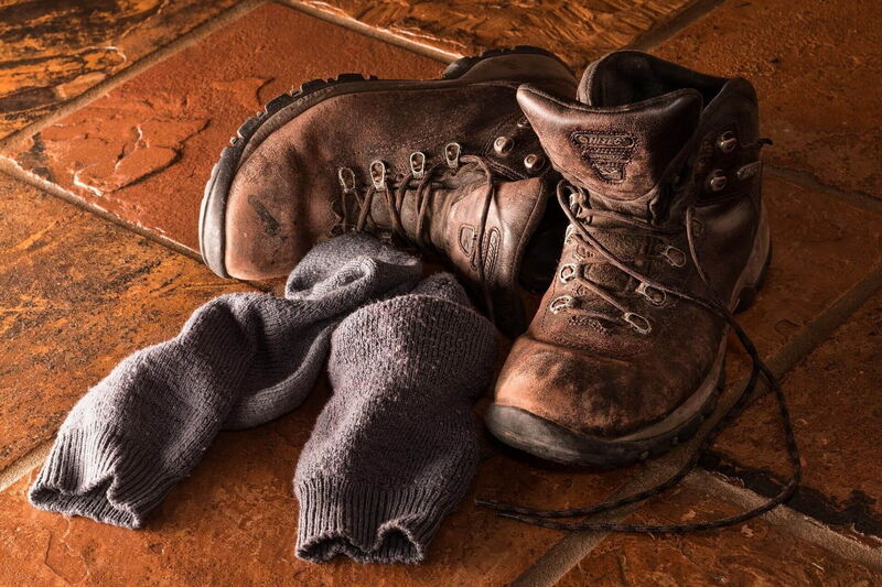 Wanderschuhe mit Wandersocken, optimal ausgestattet für Komfort und Schutz bei langen Bergtouren.