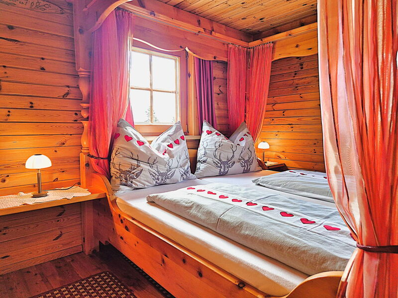 Das Himmelbett in der Pietschacher Almhütte Hochrindl lädt zur gemütlichen Zweisamkeit ein.
