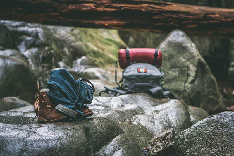 Während der schönen Wanderungen eine Pause im Bach eingelegt und den Rucksack samt Klamotten auf den Steinen positioniert.