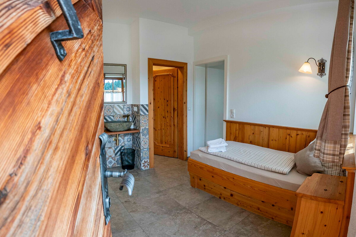 Zimmer im Zuahaus mit Altholz und Blick zum Bad, Ferienwohnung am Bauernhof in Breitenbach am Inn
