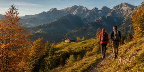 Wanderin auf einem sonnigen Herbstweg in der Silberregion Karwendel, goldene Wiesen und Karwendelkette