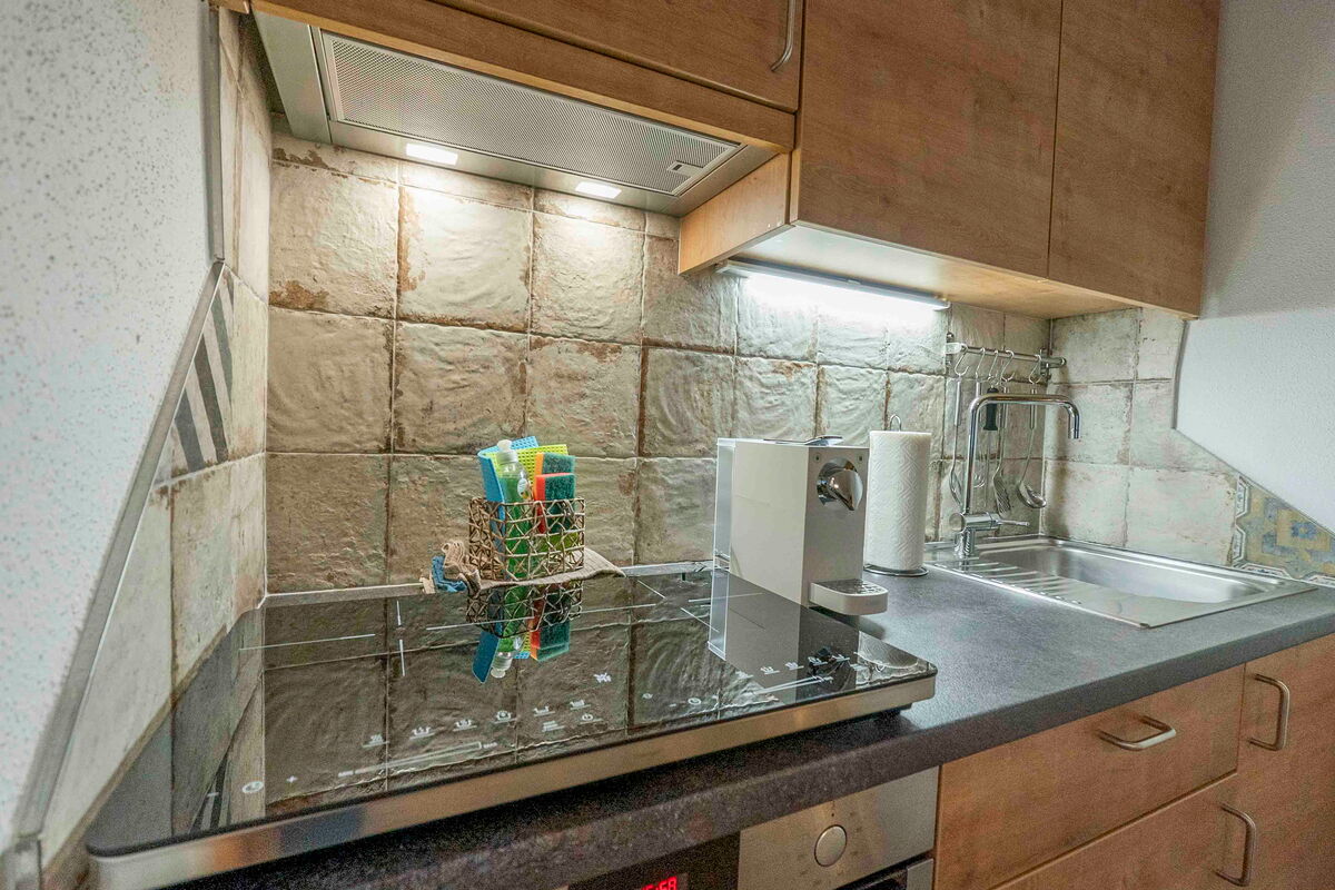 Küchenzeile in der Troadkammer mit Spüle und Kaffeemaschine, Ferienwohnung am Bauernhof in Tirol
