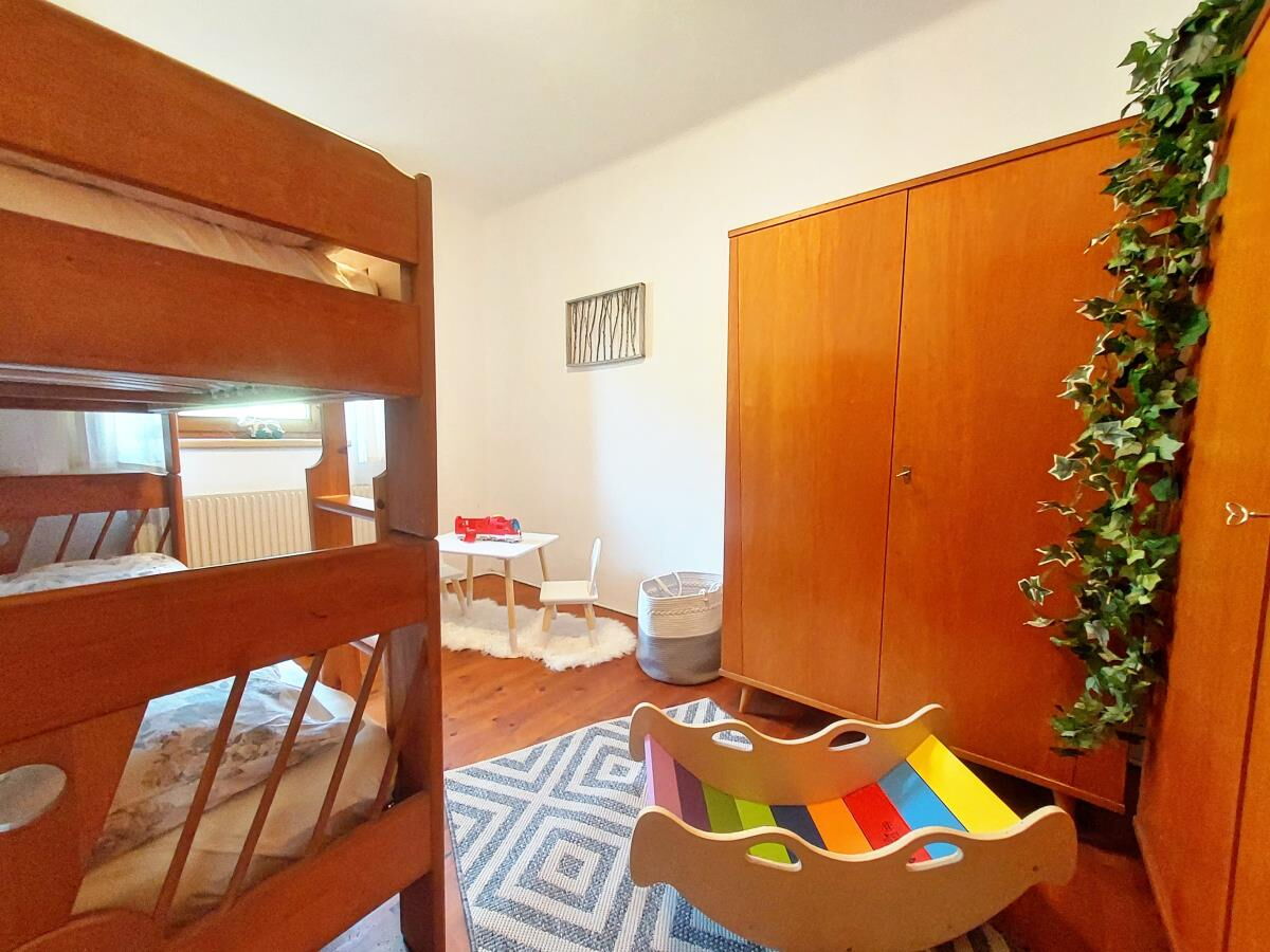 Kinderzimmer im Alpenrehblick mit Stockbett und Spielsachen, familienfreundliches Landhaus am Vomperberg