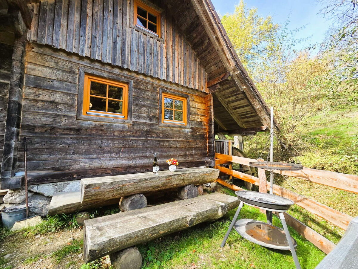 Mühlenhütte mit Holzbank vor der Tür im Pielachtal, kleine Sommerhütte im Mostviertel