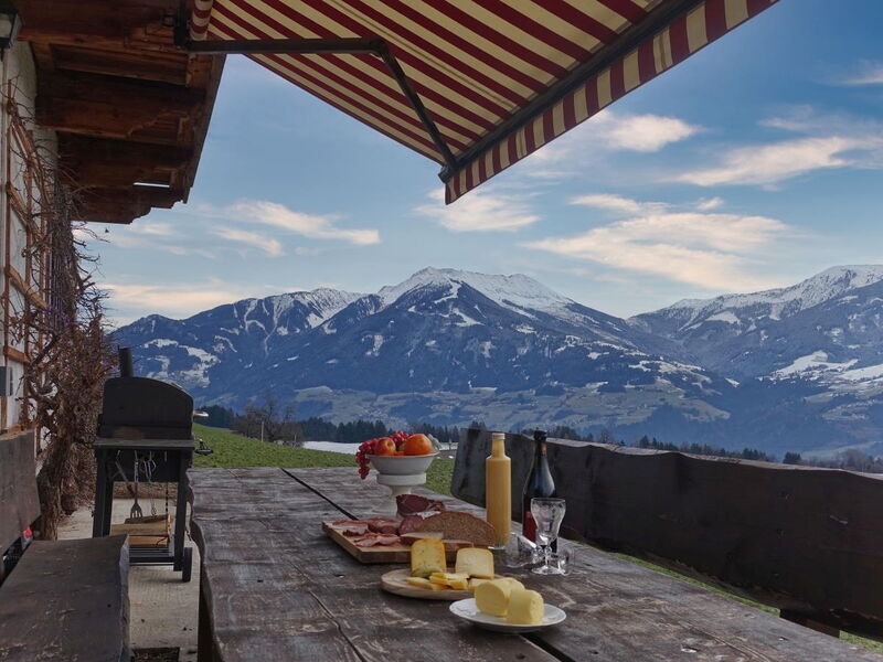 Sonnenterrasse des Grafenhäusl mit Griller und Jause vor dem Bergpanorama