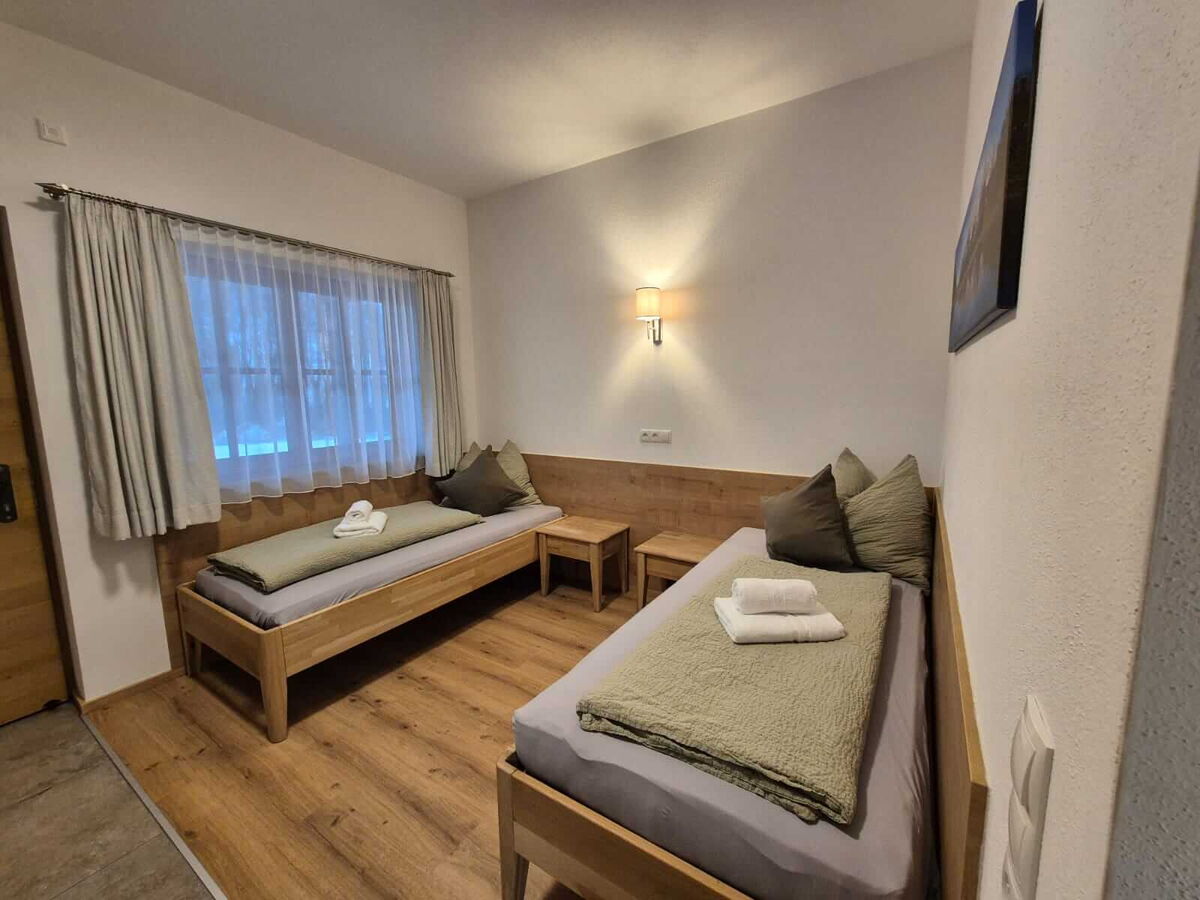 Zwei Betten am Fenster in der Troadkammer, Ferienwohnung am Riedhof in Breitenbach am Inn