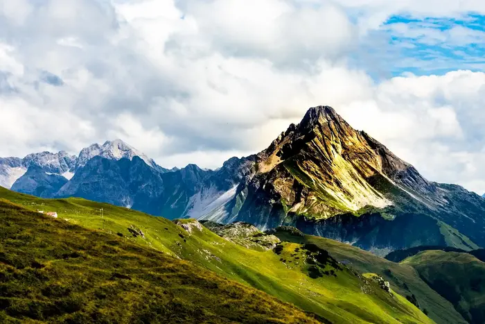 Der Große Widderstein über den grünen Bergwiesen im Kleinwalsertal