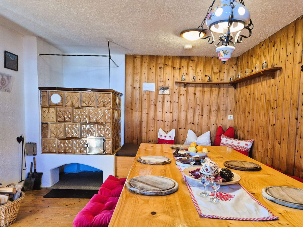 Parlour with tiled stove and corner bench in the Breitbergalm, cosy mountain cabin on the Fügenberg in the Zillertal
