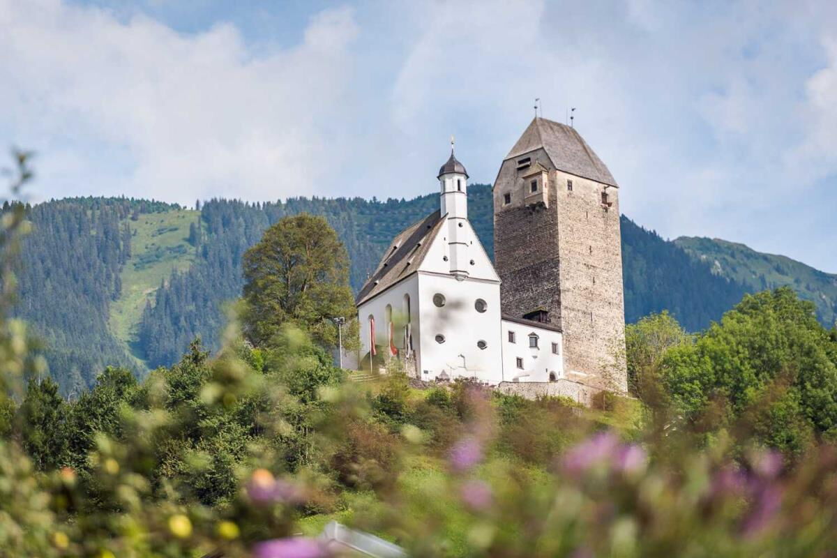 Schloss Freundsberg über Schwaz nahe Alpenrehblick, historisches Schloss in der Silberregion Karwendel