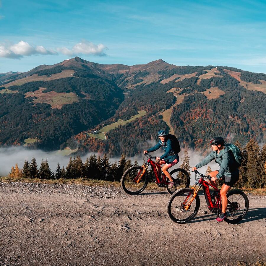 Zwei Radfahrer auf den Weg zur Hohen Salve.
