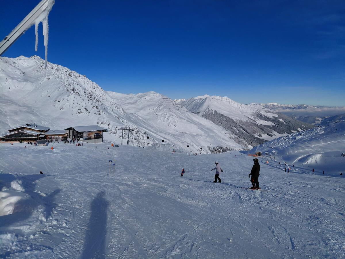 Hochfügen ski area with 198 km of pistes, 15 min from the Breitbergalm in the Zillertal