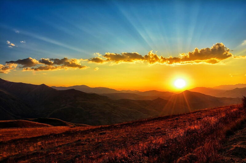 Ein mit schönen Momenten gefüllter Tag in den Bergen geht vorbei und die Sonne verschwindet hinter den Gipfeln.