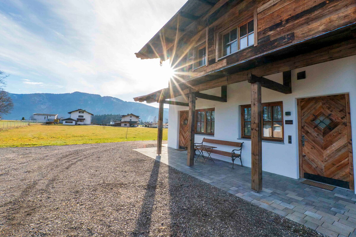 Eingang zur Roggnkammer am Riedhof mit Vordach und Bank, Ferienwohnung am Bauernhof in Breitenbach am Inn