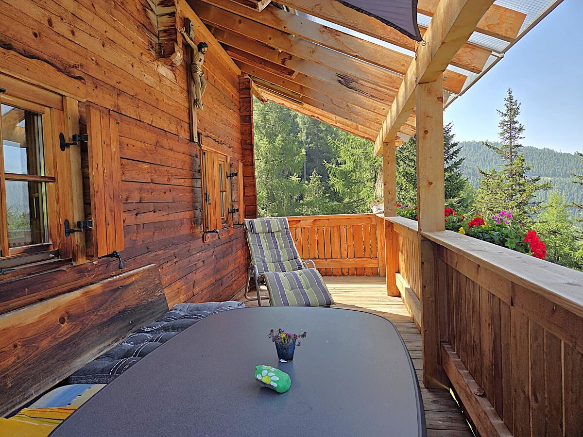 Überdachte Terrasse der Zarze Almhütte mit Liege und Tisch, Talblick auf 1.880 m in Matrei in Osttirol
