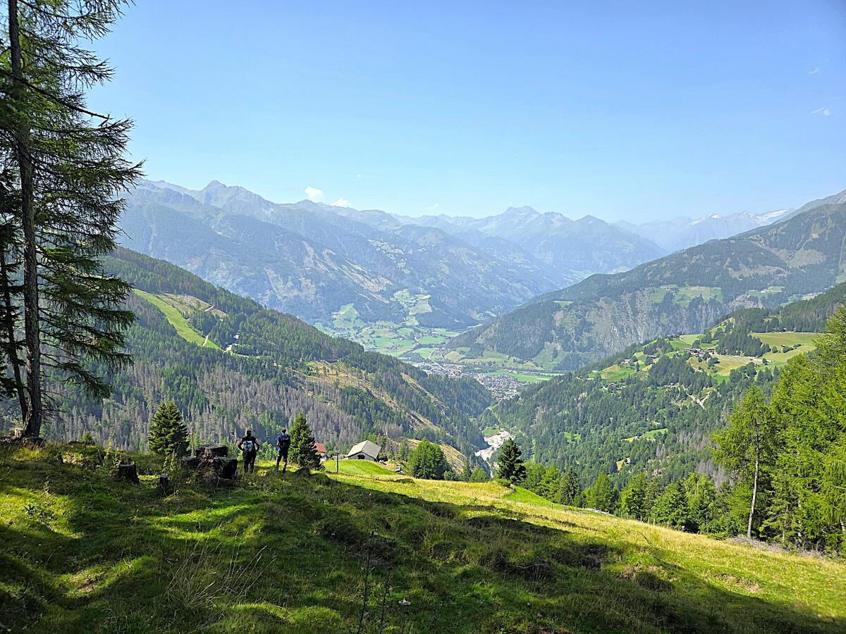 Weiter Talblick vom Waldrand bei der Zarze Almhütte über Matrei in Osttirol, Nationalpark Hohe Tauern