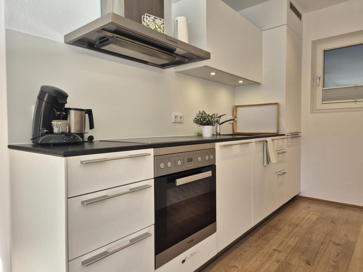 Voll ausgestattete Küche mit Backofen, Geschirrspüler und Kaffeemaschine in der Garten-Luxuslodge Hammerspitze, Luxuslodge für 6 Personen im Kleinwalsertal
