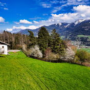 Das Ferienhaus Alpenrehblick am Vomperberg in Tirol auf grüner Wiese, Ferienhaus in Alleinlage mit Sauna und Blick auf das Karwendelgebirge