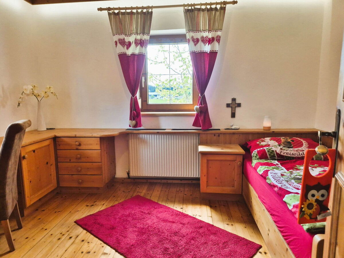 Einzelzimmer im Alpenrehblick mit Schreibtisch und WLAN, Work-and-Travel-Hütte am Vomperberg in Tirol