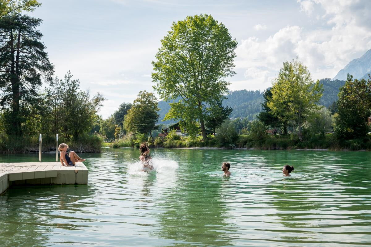 Badesee Weißlahn als Naturbadesee, Sommerbaden 6 km vom Alpenrehblick am Vomperberg in Tirol