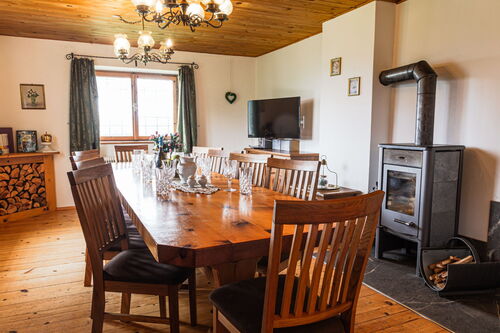 Das großzügige Esszimmer mit Schwedenofen lädt zum Verweilen ein.