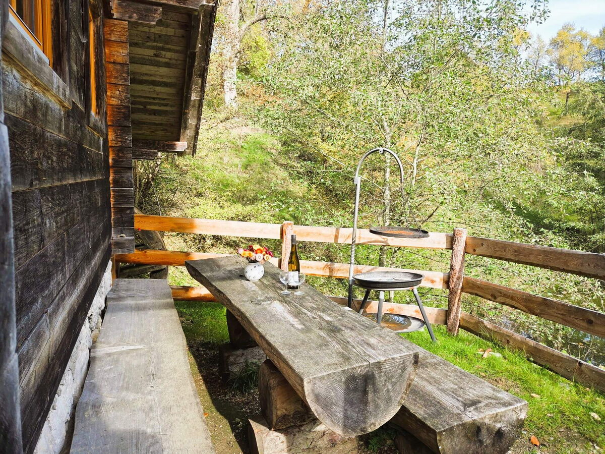 Holztisch mit Griller vor der Mühlenhütte, Grillabende am Privatteich im Pielachtal im Mostviertel