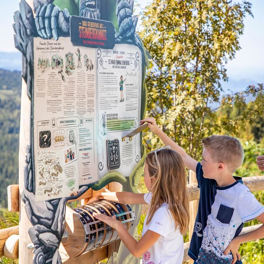 2 Kinder auf der großen Suche nach den Steinbergkönig.