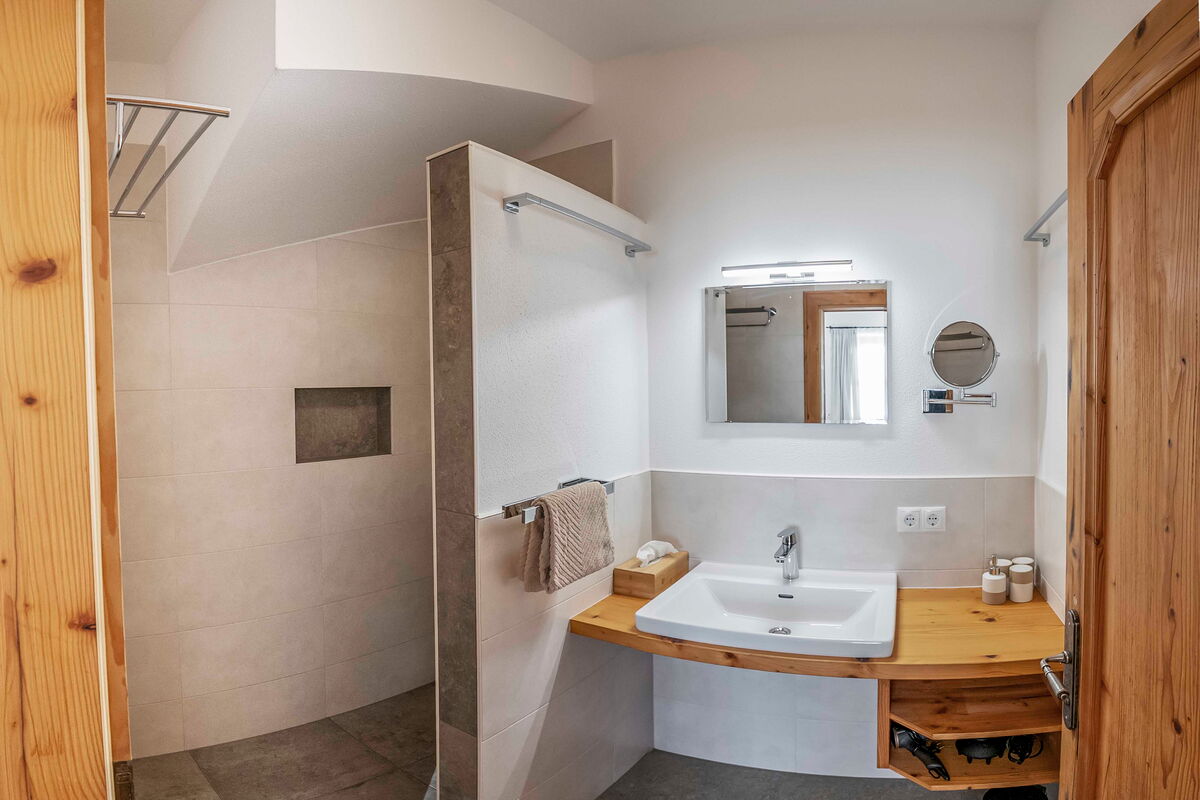 Badezimmer im Zuahaus mit Waschbecken und Dusche, Ferienwohnung am Bauernhof in Breitenbach am Inn