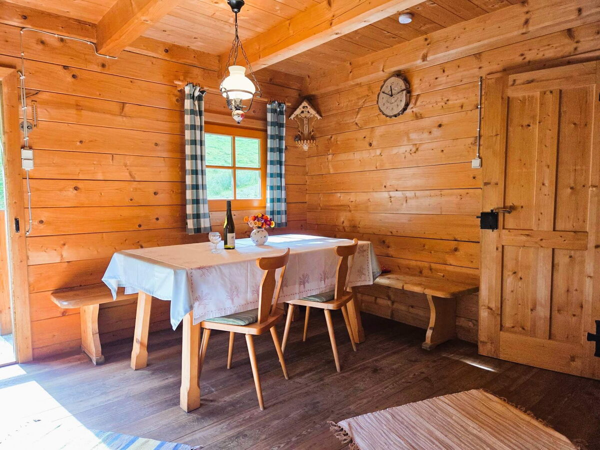 Esstisch in der Mühlenhütte mit Sitzbank und Fenster, kleine Ferienhütte für 5 Personen im Pielachtal