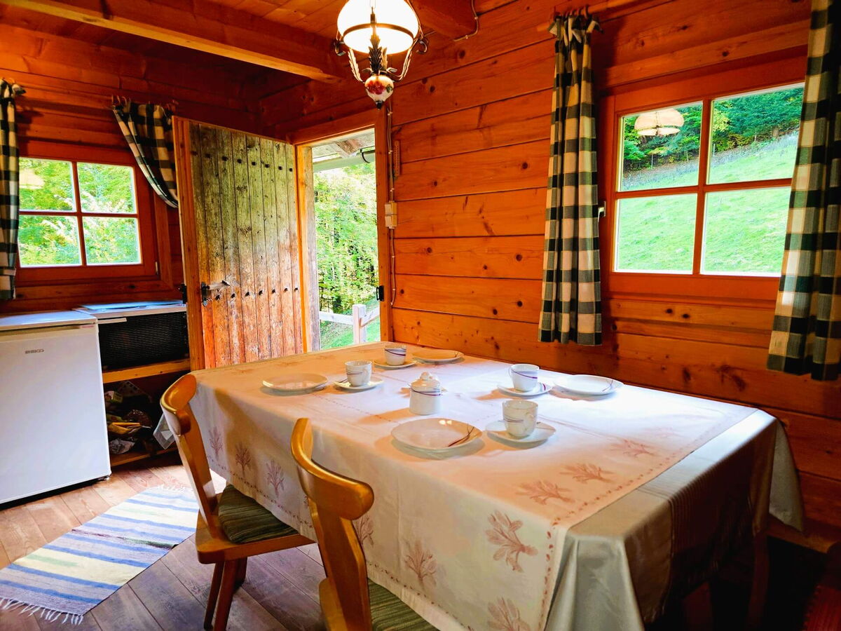 Esszimmer in der Mühlenhütte mit gedecktem Tisch, gemütliche Sommerhütte im Pielachtal