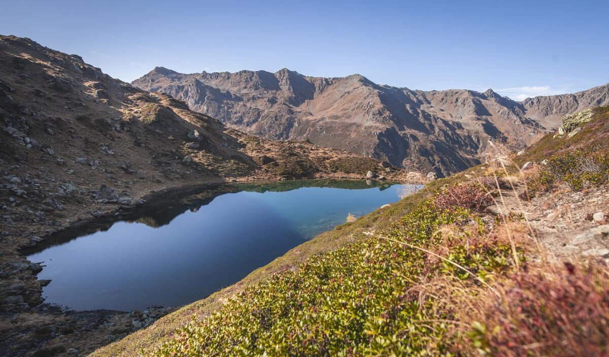 Stiller Bergsee zwischen kargen Felshängen in den Tuxer Alpen, Wanderziel ab dem Kochhäusl am Wattenberg