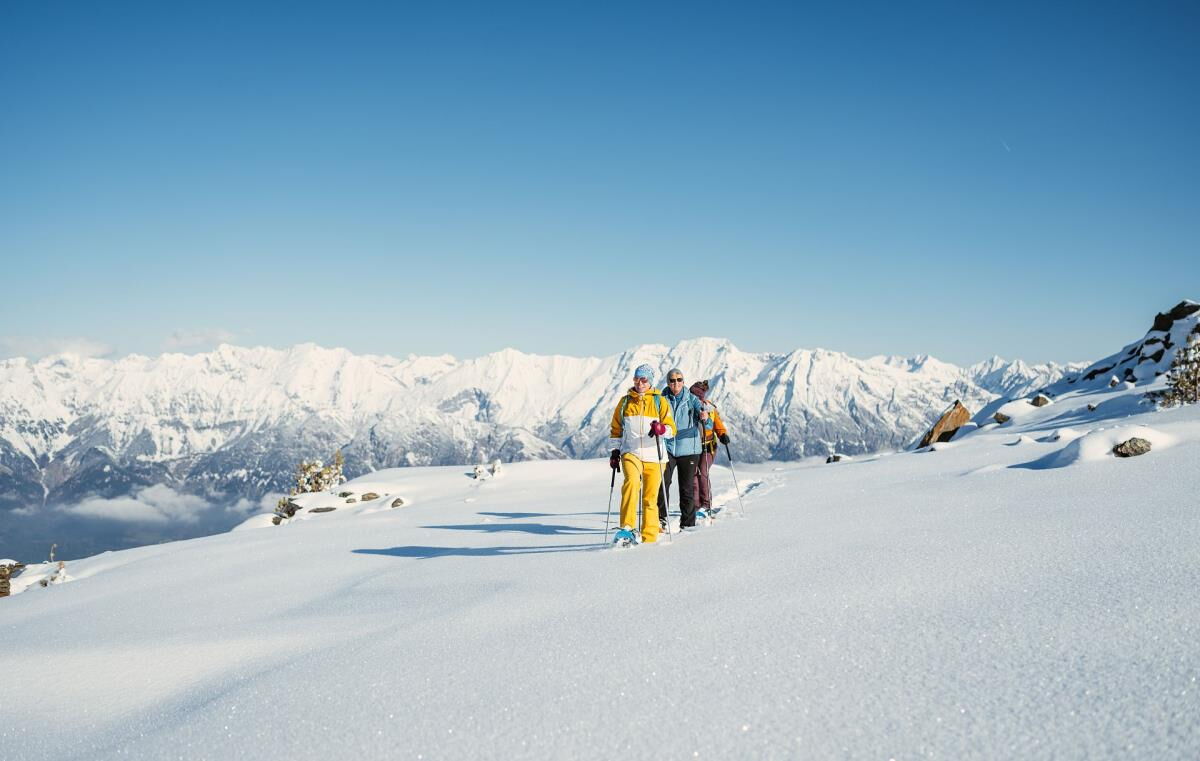Zwei Skitourengeher auf dem verschneiten Bergrücken über dem Wolkenmeer, Skitouren rund um die Pferdeheimat am Karwendel am Karwendel