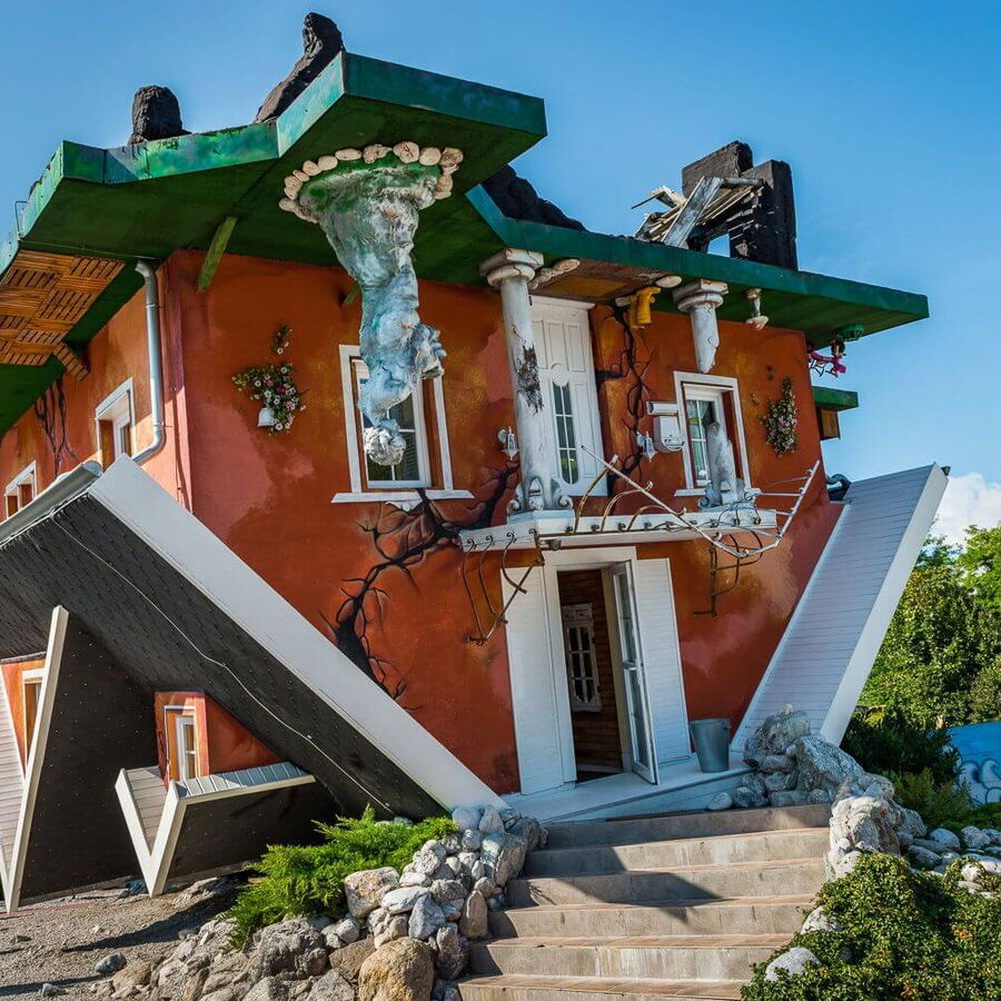 Das Haus steht Kopf von der Vorderansicht.