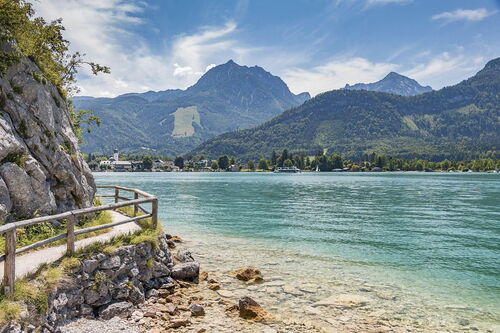 Der glasklare Wolfgangsee erstrahlt in seiner einzigartigen Pracht mit schönster Kulisse.