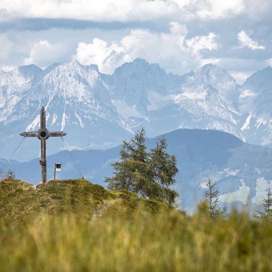 Das Gipfelkreuz am Spießnagel mit schönster Bergkulisse.