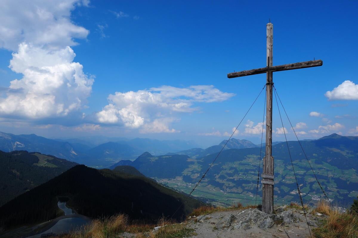 Summit cross with views into the Zillertal near the Breitbergalm, summit walk from the mountain cabin on the Fügenberg