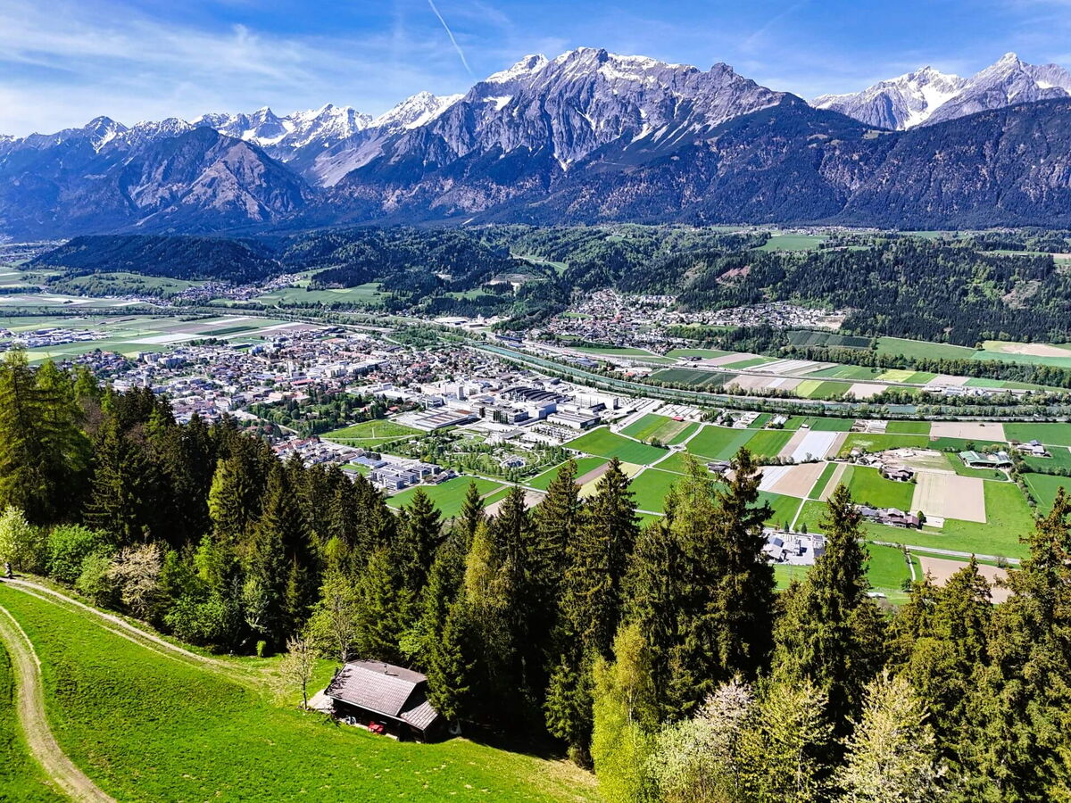 Luftaufnahme des Kochhäusls am Wattenberg auf der Bergwiese mit Panoramablick über das Inntal auf das Karwendelgebirge