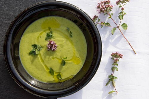 Eine Brennnesselsuppe schön angerichtet am Tisch.