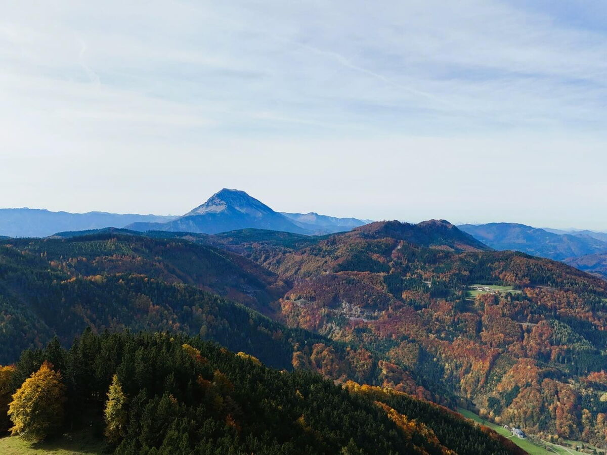 Blick auf den Ötscher über herbstlichen Wäldern nahe Mühlenhütte, Aussicht im Pielachtal im Mostviertel