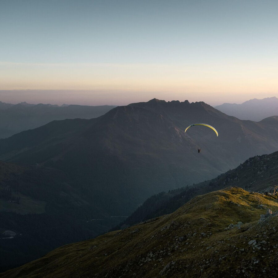 Hoch hinaus mit dem Paragliedschirm im Zillertal.