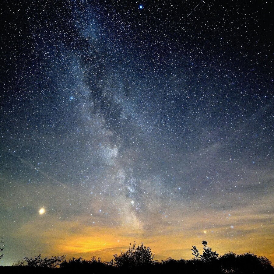 Einen gut sichtbaren Sternenhimmel beobachten.
