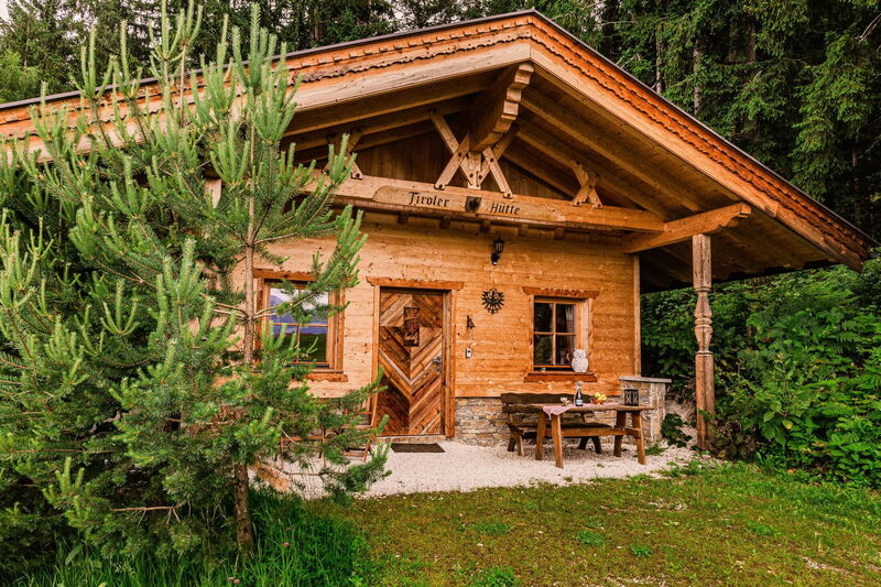 Tiroler Hütte am Karwendelgebirge mit überdachter Terrasse