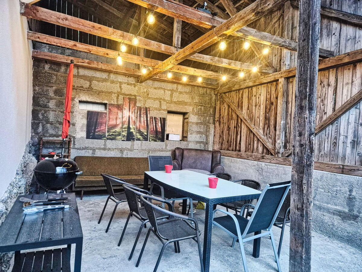Sitzlounge am Alpenrehblick mit Lichterketten, Sommerabende am Vomperberg in Tirol