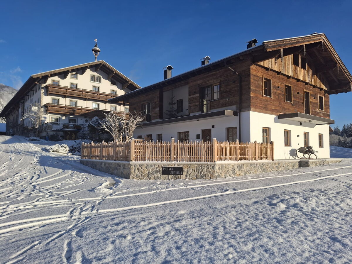 Der Riedhof in Breitenbach am Inn im Schnee bei Sonnenschein, Bio-Bauernhof mit Ferienwohnungen für den Winterurlaub in Tirol